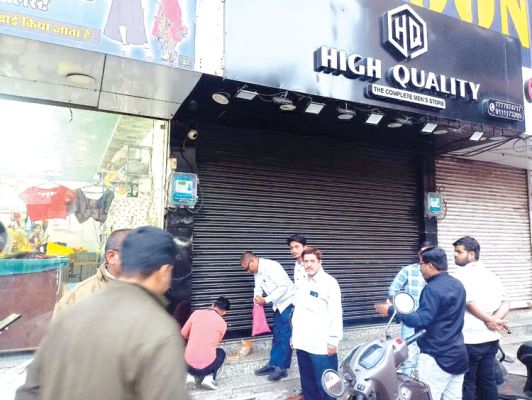 सील करते ही बकाया टैक्स का नगद भुगतान किया