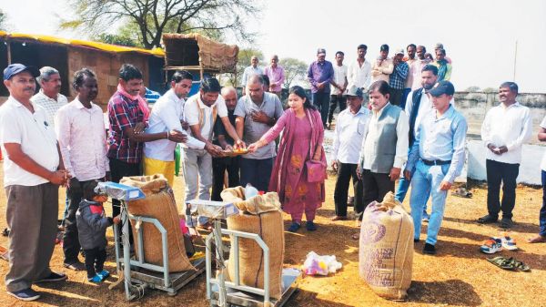 धान  परब: हड़ताल-बर्खास्तगी के बीच खरीदी शुरू, कई जगह बारदाना, टोकन नहीं