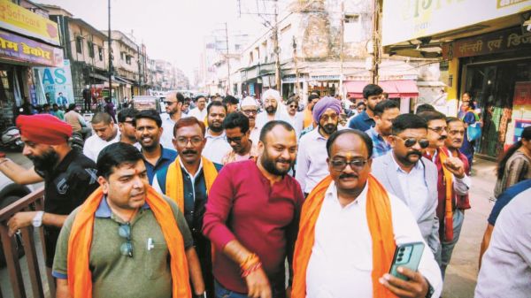 बिहार में एनडीए की बंपर जीत पर निकाली विजय रैली, बांटी मिठाइयां