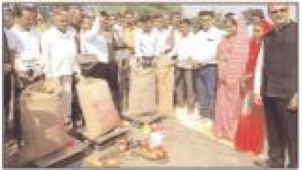 उपार्जन केंद्रों में पूजा-अर्चना कर धान खरीदी शुरू