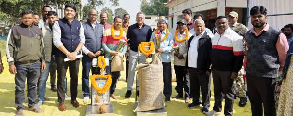 आदिम जाति सेवा सह. समिति मर्या. नमनाकला मेें पूजा-अर्चना कर धान खरीदी शुरु