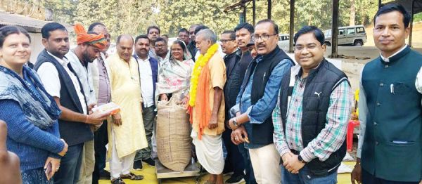 विधायक उद्धेश्वरी पैकरा ने राजपुर में धान खरीदी का किया शुभारंभ