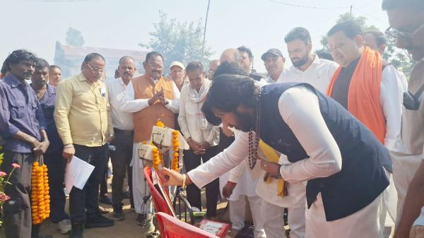 झालखम्हरिया केंद्र में कैबिनेट मंत्री खुशवंत साहेब ने किया  धान खरीदी का शुभारंभ