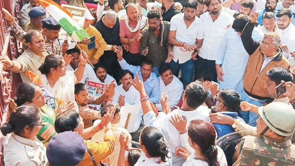 रेल हादसे में न्याय और सुरक्षा की मांग पर कांग्रेस का रेलवे जीएम ऑफिस घेराव