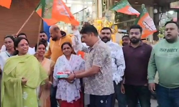 बिहार में एनडीए की प्रचंड जीत, भाजपा कार्यकर्ताओं ने मनाया जश्न