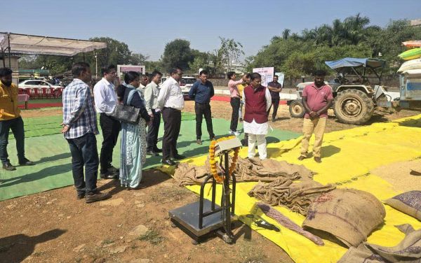 वन मंत्री ने पूजा-अर्चना कर धान खरीदी का किया उद्घाटन
