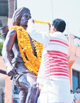 सांसद राधेश्याम राठिया ने बिरसा मुंडा की मूर्ति पर माल्यार्पण कर किया नमन