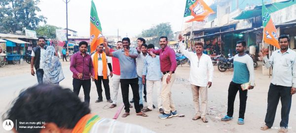 बिहार में एनडीए की जीत, भाजपाइयों ने मनाया जश्न, फूटे पटाखे, बंटी मिठाइयां