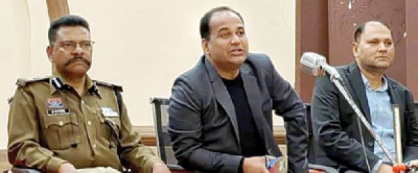 कलेक्टर ने अधिकारी कर्मचारियों से कहा एस्मा लागू है होगी कार्यवाही