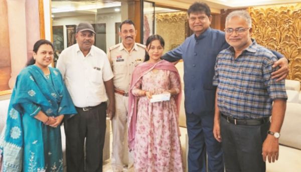 छत्तीसगढ़ की गायिका पूर्वा को 50 हजार की प्रोत्साहन राशि