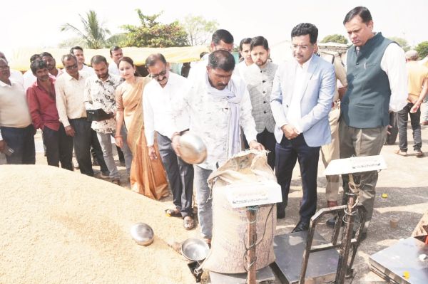 प्रभारी सचिव ने धान उपार्जन केंद्रों में व्यवस्था का लिया जायजा