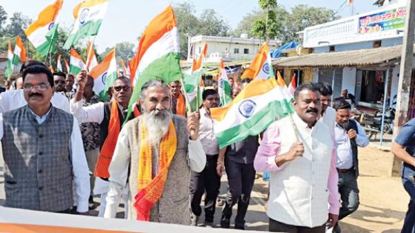 विश्रामपुरी में रन फॉर यूनिटी: हाथों में तिरंगा लेकर सांसद-विधायक ने निकाली 10 किमी पदयात्रा