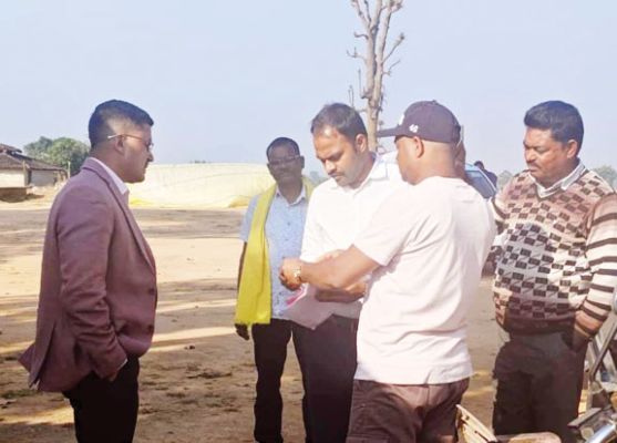 प्रभारी सचिव ने धान उपार्जन केंद्र डौरा का किया निरीक्षण