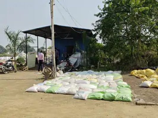 धान खरीदी का पहला दिन परेशान होते रहे किसान, अधिकांश केंद्रों में कर्मचारी नहीं मिले