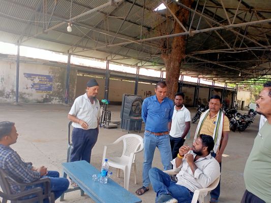 पिथौरा में तीसरे दिन भी धान नहीं खरीदा गया, टोकन लेकर घूमते मिले किसान