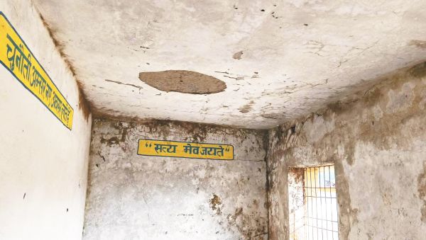 जर्जर स्कूल भवन में पढऩे से लगता है डर...