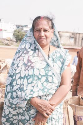 महिला किसान ने धान बेचकर कराई बेटी की शादी