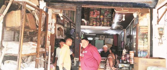 किराना दुकान में खाद्य विभाग की दबिश, एक बोरी सितार जब्त