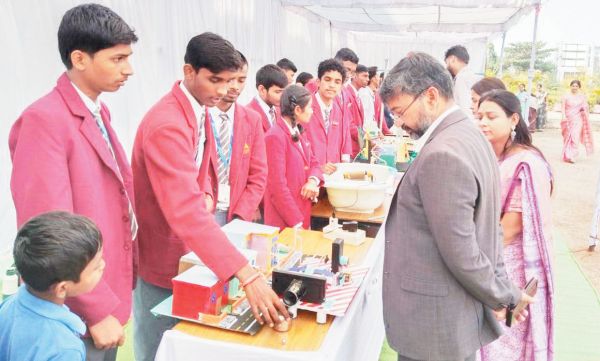 स्कूल में विज्ञान प्रदर्शनी व आनंद मेला