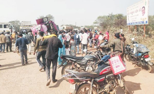  ट्रेलर ने बस को मारी टक्कर, एक मौत 8 यात्री घायल, आरोपी गिरफ्तार