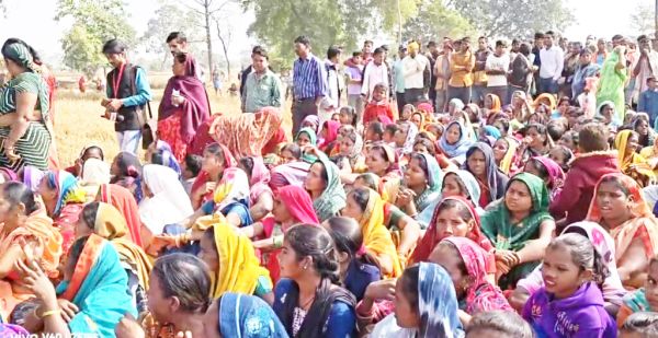 जनसुनवाई के विरोध में ग्रामीण धरने पर