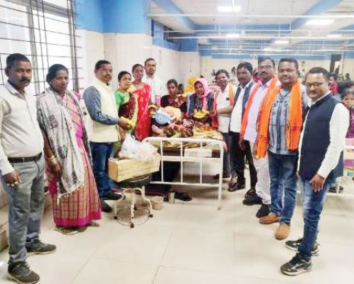 कार्यकर्ताओं ने मनाया पूर्व सांसद दिनेश कश्यप का जन्मदिन, मरीजों को बांटे फल