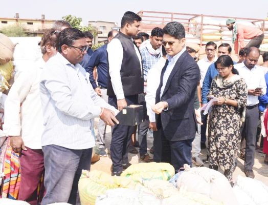 प्रभारी सचिव ने धान की गुणवत्ता और नमी को जांचा