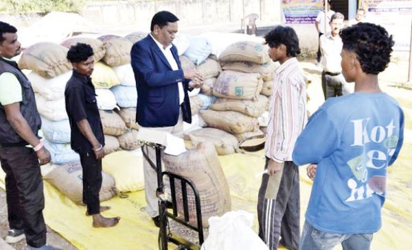 कमिश्नर ने धान खरीदी  केन्द्रों का किया निरीक्षण