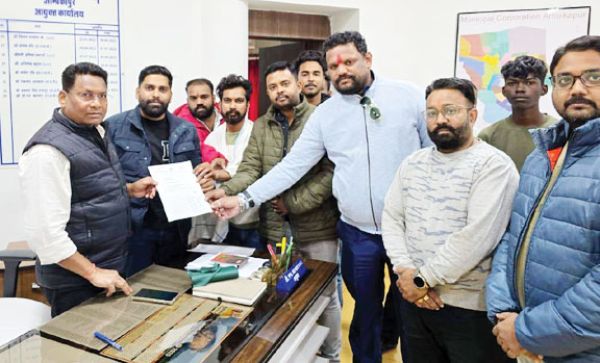 अलाव जलाने की मांग, आयुक्त को ज्ञापन