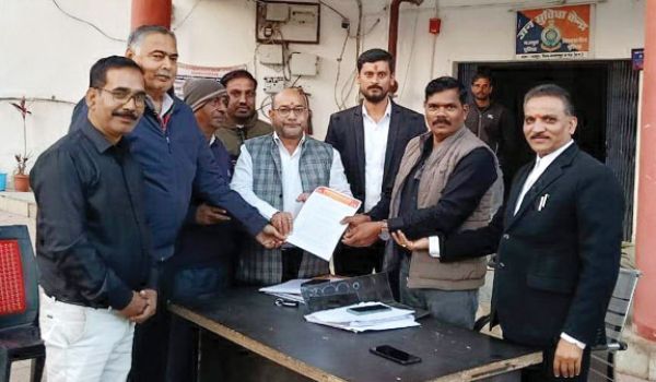 सर्व ब्राम्हण सभा ने आईजी के नाम टीआई को सौंपा ज्ञापन, दोषियों पर कड़ी कार्रवाई की मांग