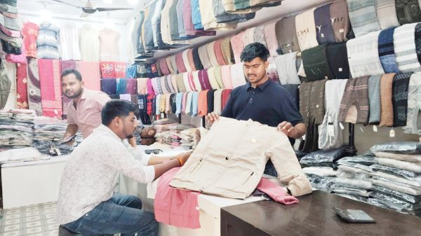 बढ़ती ठंड में गरम कपड़ों  के बाजार में आई तेजी