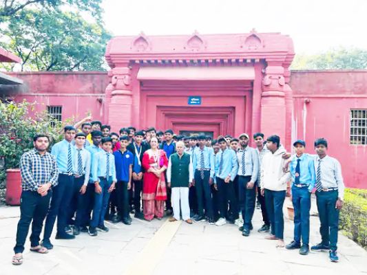 छात्रों ने आदिवासी संग्रहालय का भ्रमण किया