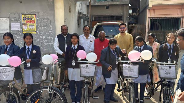 सांसद चिंतामणि महाराज ने छात्राओं को वितरित की साइकिल