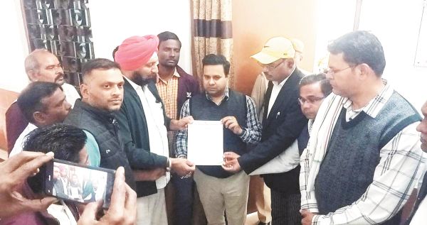 आंदोलनरत समितियों के सदस्यों को समर्थन देने वाले सिंह और साय मुकर गए-कुलबीर किसान उपज को लेकर भटक रहे, धान खरीदी केंद्र में अव्यवस्था