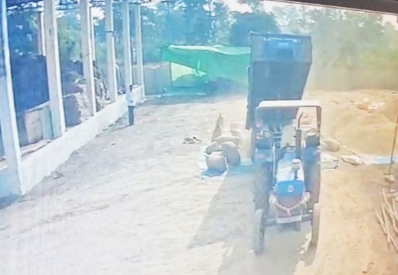 धान बेचने सोसाइटी पहुंचा किसान  करंट से बुरी तरह जख्मी