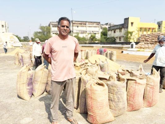 धान खरीदी में लगे 50 ऑपरेटरों ने काम छोड़ा, 102 केंद्रों में चौथे दिन भी बोहनी नहीं