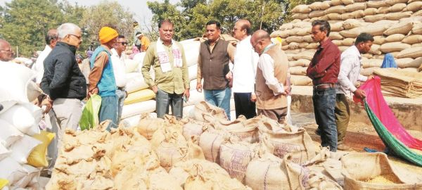 मोहारा धान खरीदी केंद्र का महापौर ने किया निरीक्षण