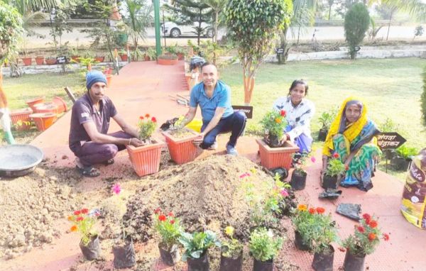 झांसी की रानी लक्ष्मीबाई की जयंती पर पौधरोपण