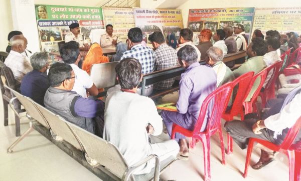 पैसों की निकासी व साइबर अपराधों से बचने पुलिस ने ली बैठक