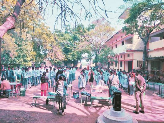 स्कूल में पुलिस ने चलाया जागरूकता अभियान