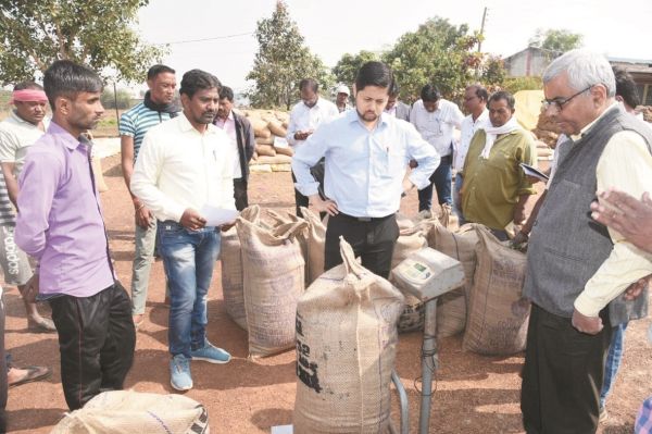 कलेक्टर ने सेलूद, उतई और कोडिय़ा धान उपार्जन केन्द्र का किया निरीक्षण