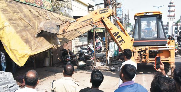शास्त्री बाजार, आमापारा के पास 45 अवैध ठेले, दुकान-शेड  सडक़ सीमा से हटाए गए