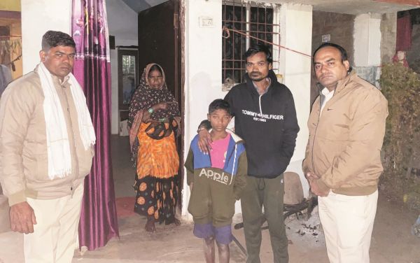 गाड़ी पार्किंग में मिला डरा-सहमा नाबालिग, परिजनों से मिलाया