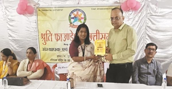 श्रुति फाउंडेशन ने बच्चों को जूते बांटे