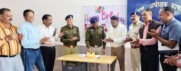 एसपी दफ्तर में केक काटकर मनाया टीआई चौहान का जन्मदिन