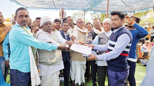 बाड़ागांव में धान खरीदी केंद्र बंद होने के विरोध में सैकड़ों किसानों ने दिया धरना