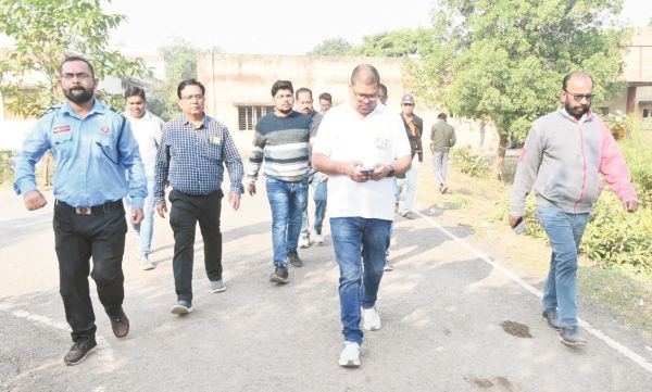 गारमेंट फैक्ट्री निर्माण कार्य शीघ्र्र तैयार कर चालू करने निर्देशित