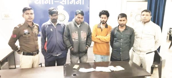 जुआ खेलते 4 जुआरी पकड़ाए, नगदी रकम भी जब्त