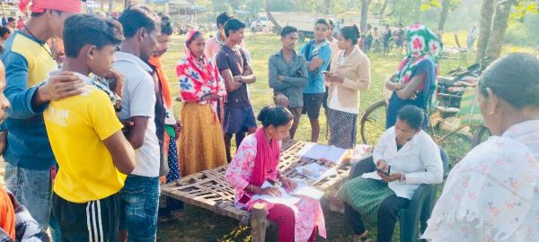 एलमागूंडा में स्वास्थ्य सेवाओं को मिली गति, हाट-बाज़ार क्लिनिक में  बने 84 आयुष्मान कार्ड 