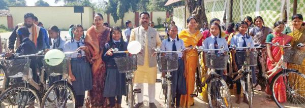  विधायक ने बेटियों को दी साइकिल